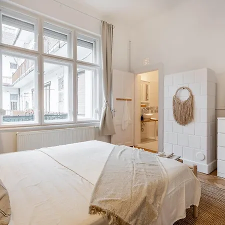 Sassy Lee * Budapest